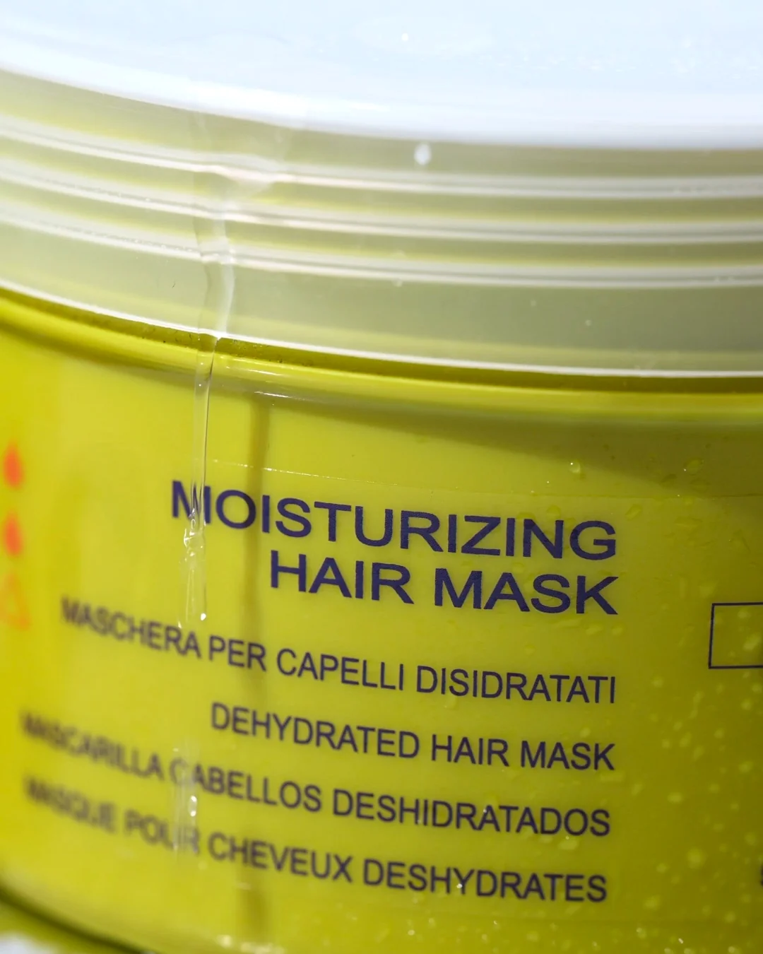 MOISTURIZING HAIR MASK — Intensive hydration for dry, dehydrated hair.