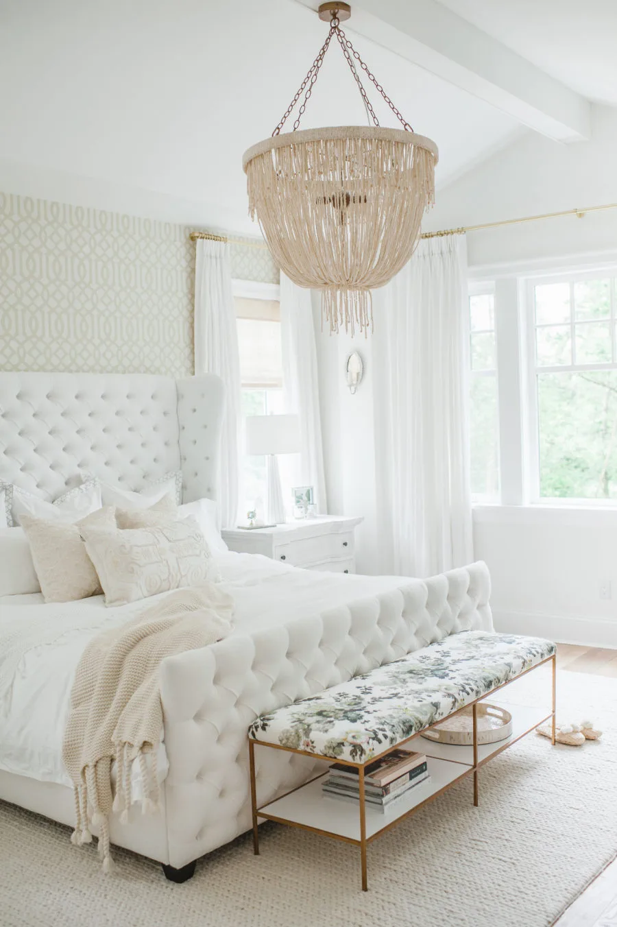 D:\Shosho\Darpedia Content\شهر نوفمبر\75\Decorating-a-bedroom-with-white-tufted-bed.jpg