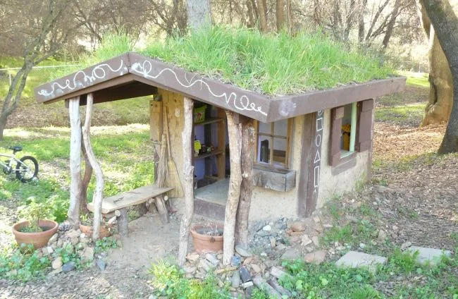 D:\Shosho\Darpedia Content\شهر سبتمبر\45\Cool-cob-playhouse-DIY.jpg