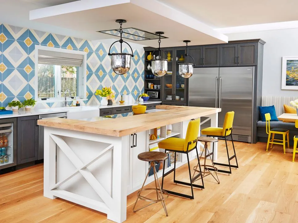 http://hgtvhome.sndimg.com/content/dam/images/hgtv/fullset/2015/12/23/0/RX-HGMAG037_Modern-Meets-Traditional-062-kitchen.jpg.rend.hgtvcom.966.725.suffix/1450877296408.jpeg