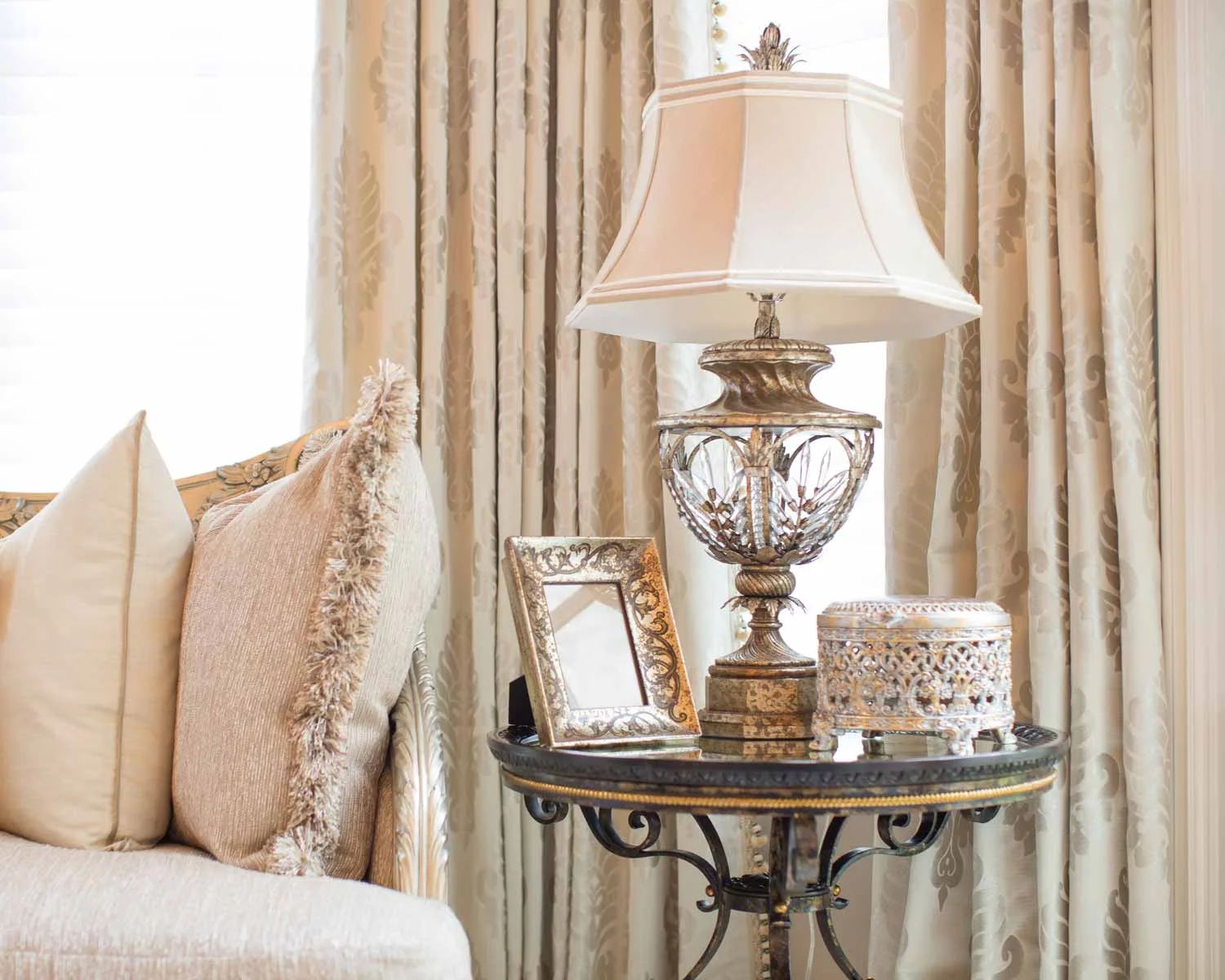 D:\Shosho\Darpedia Content\شهر نوفمبر\36\Luxury-Fine-Art-Light-Home-decor.jpg