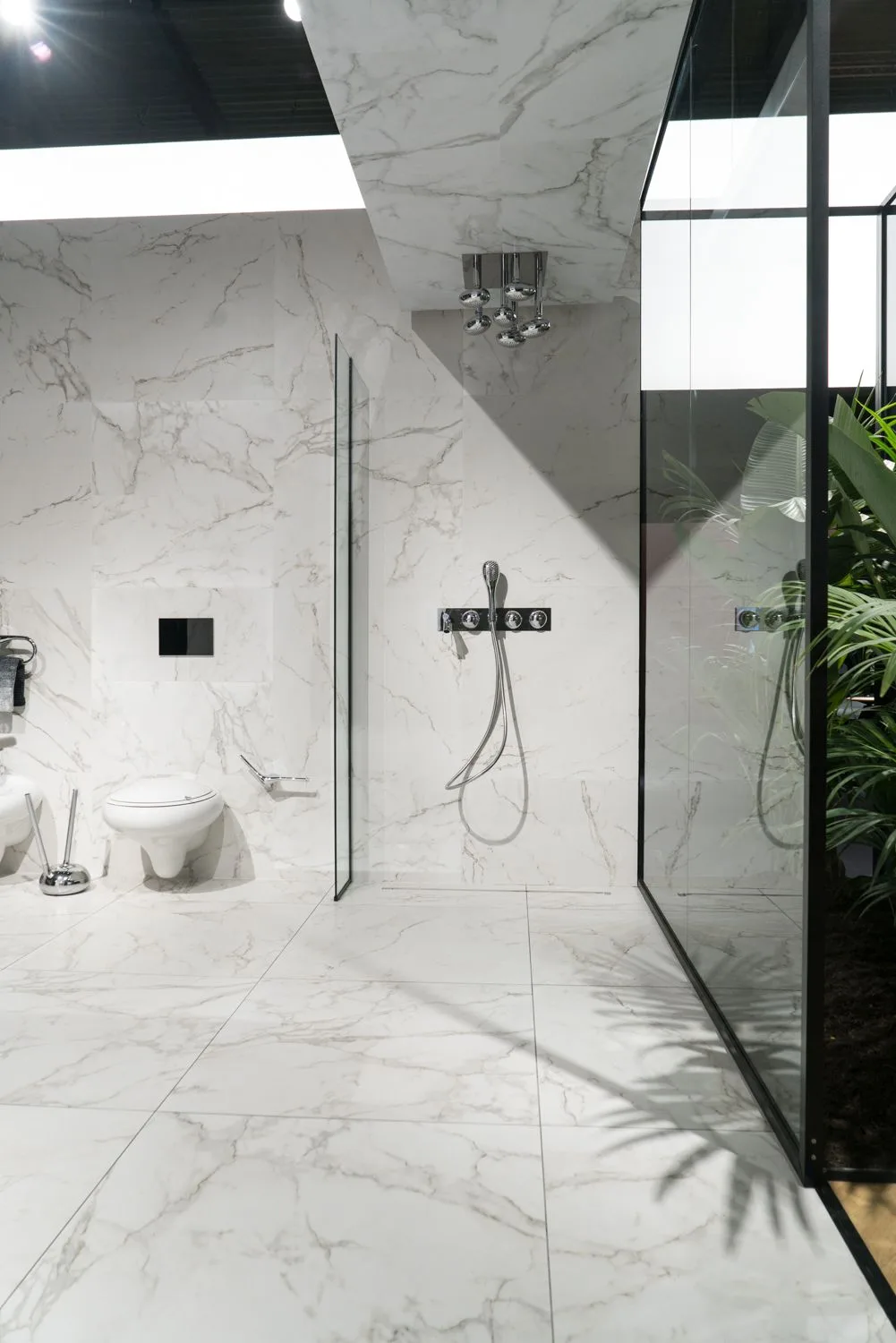 D:\Shosho\Darpedia Content\شهر نوفمبر\70\Marble-walk-in-shower-and-walls.jpg