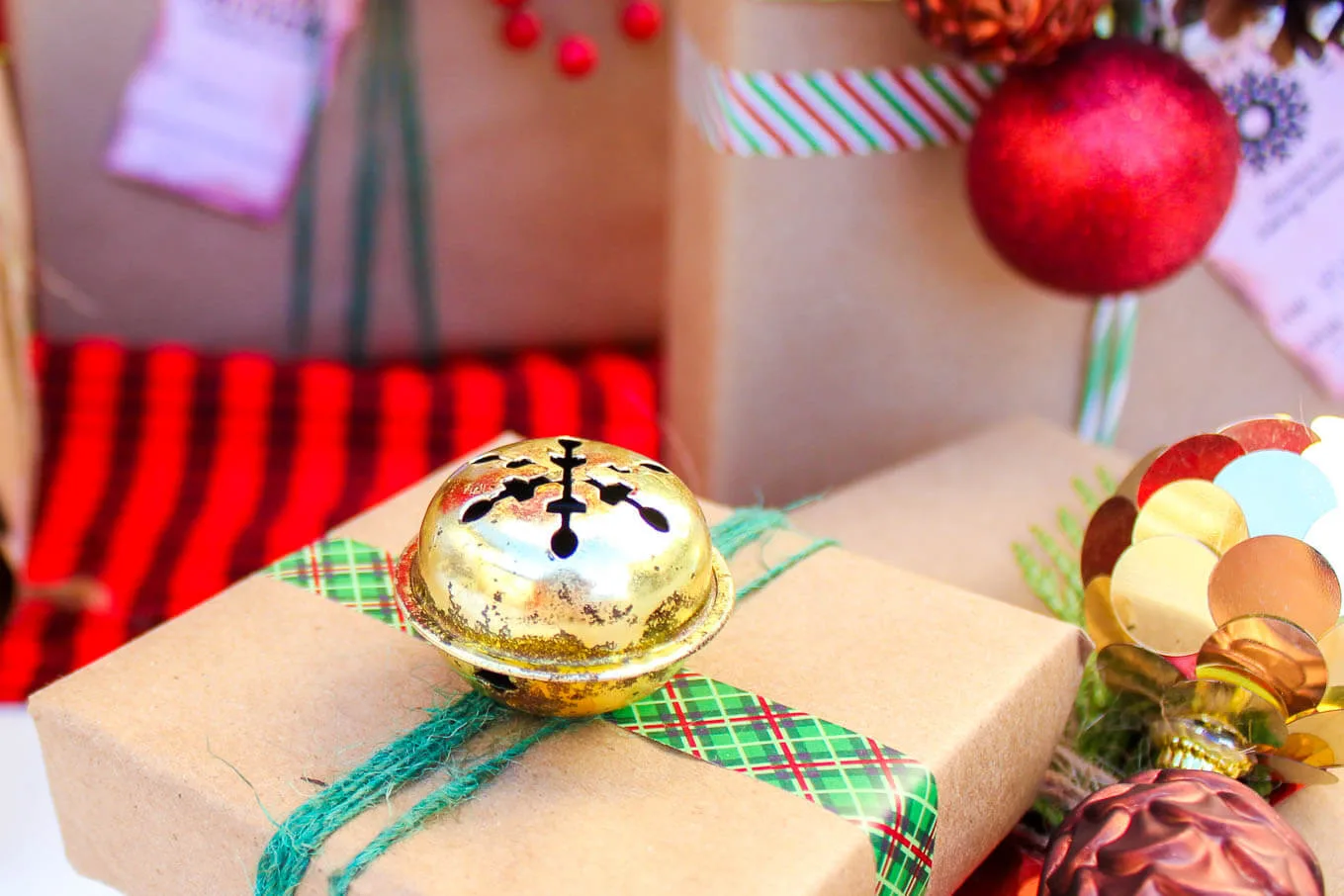 D:\Shosho\Darpedia Content\شهر نوفمبر\38\DIY-Gift-Wrap-Ideas-Dollar-Store-8.jpg