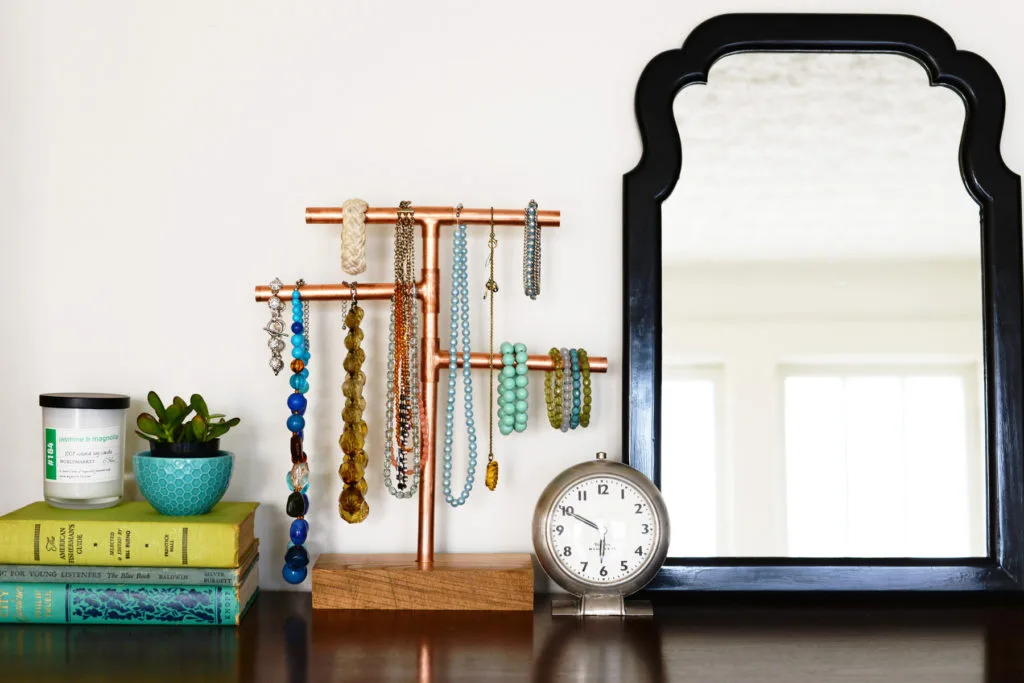 D:\Shosho\Darpedia Content\شهر نوفمبر\58\DIY-Copper-Pipe-Jewelry-Stand.jpg