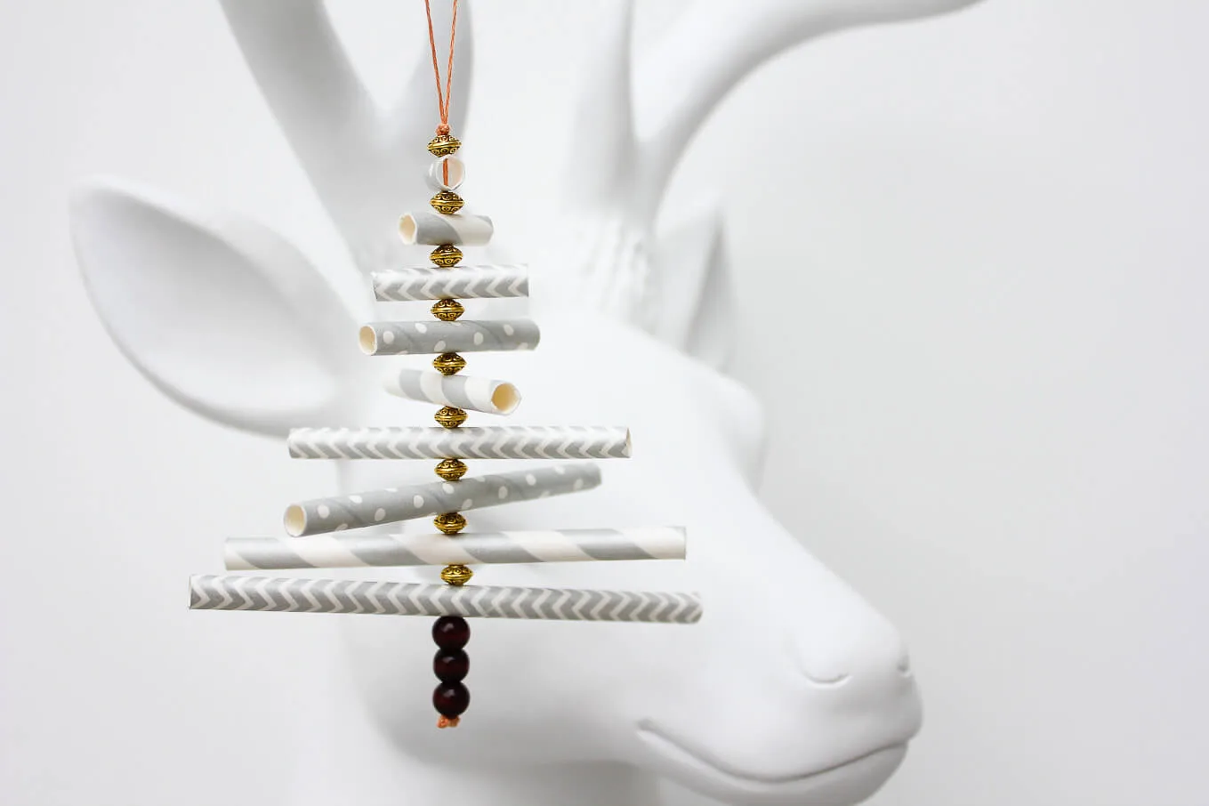 D:\Shosho\Darpedia Content\شهر نوفمبر\39\DIY-Christmas-ornament-paper-straw-tutorial-17.jpg