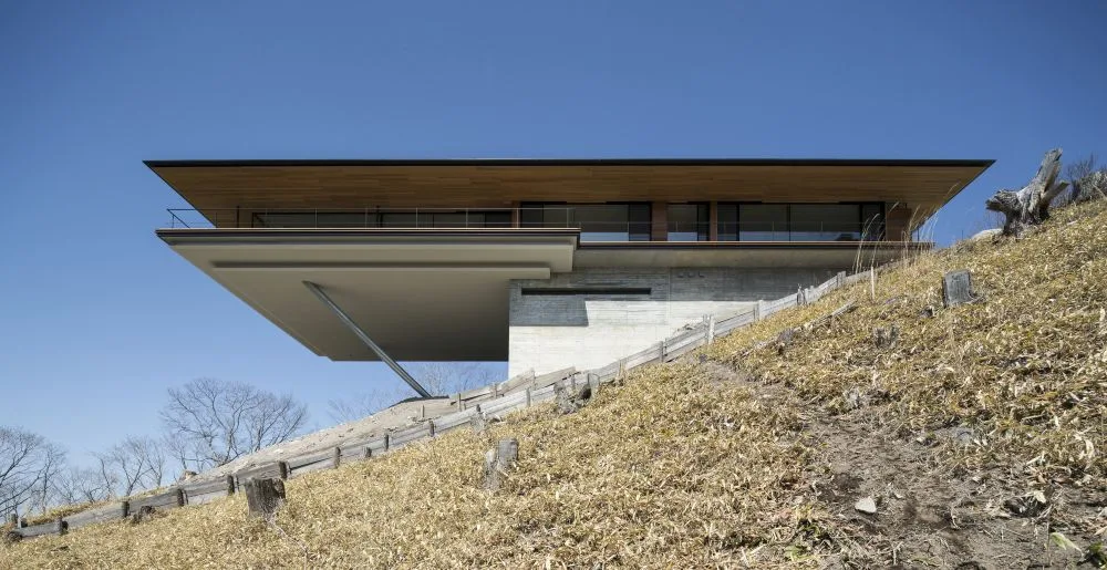 House-in-Yatsugatake-Cantilevered
