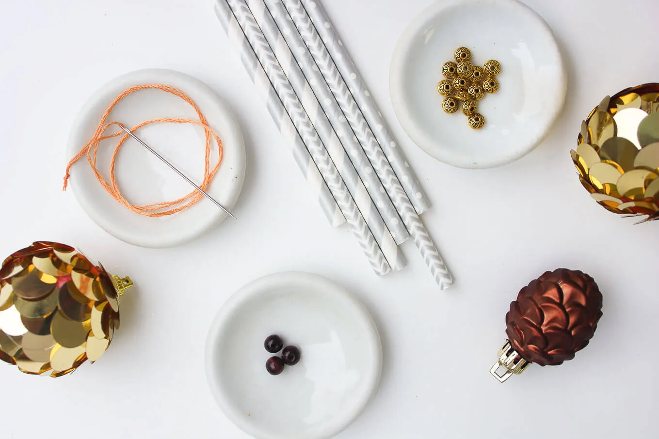 D:\Shosho\Darpedia Content\شهر نوفمبر\39\DIY-Christmas-ornament-paper-straw-tutorial-2.jpg