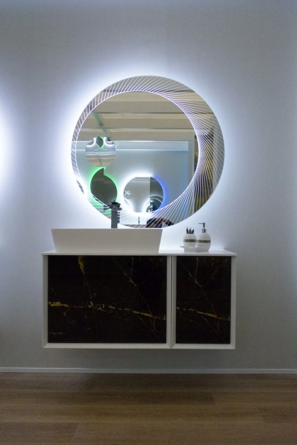 D:\Shosho\Darpedia Content\شهر نوفمبر\70\Front-cabinets-in-black-marble.jpg