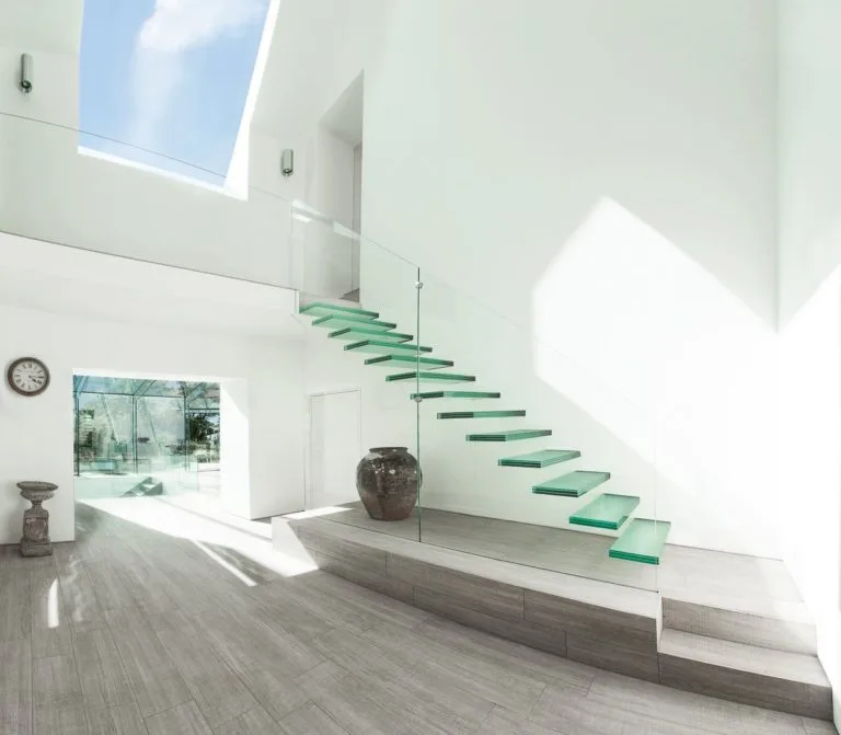 D:\Shosho\Darpedia Content\شهر سبتمبر\27\minimalist-glass-staircase-design-768x671.jpg