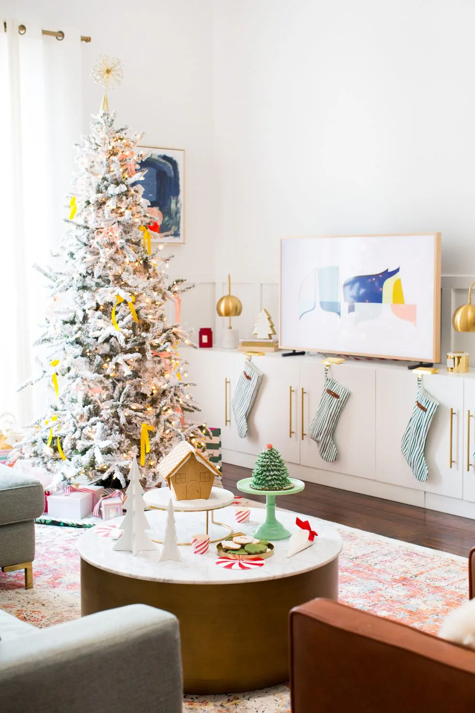 D:\Shosho\Darpedia Content\شهر نوفمبر\63\samsung-frame-christmas-living-room-1-1533575129.jpg