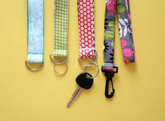 D:\Shosho\Darpedia Content\شهر نوفمبر\33\Lanyard-and-Key-Chain-Wristlet.jpg