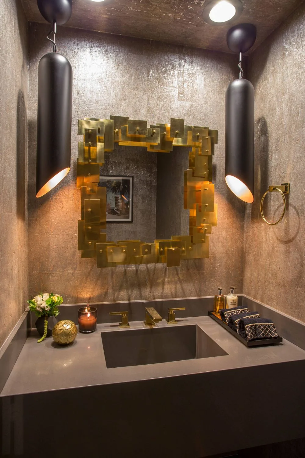 D:\Shosho\Darpedia Content\شهر نوفمبر\71\Statement-mirror-gold-panels.jpg