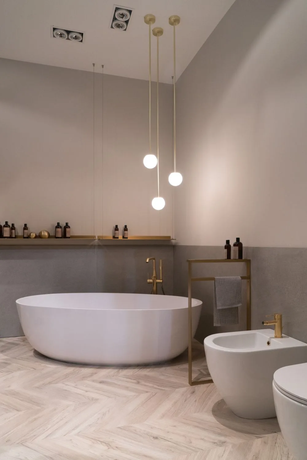 D:\Shosho\Darpedia Content\شهر سبتمبر\47\Chevron-like-bathroom-floor.jpg
