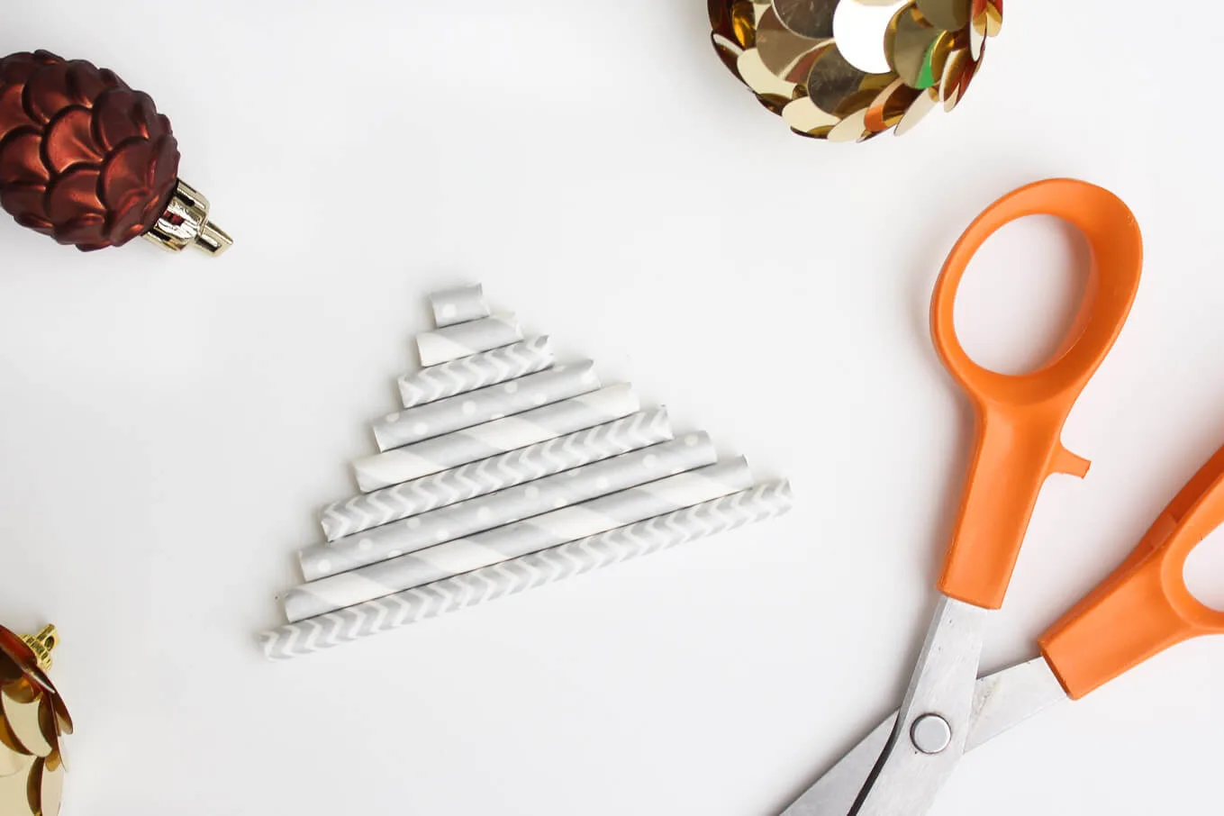 D:\Shosho\Darpedia Content\شهر نوفمبر\39\DIY-Christmas-ornament-paper-straw-tutorial-3.jpg
