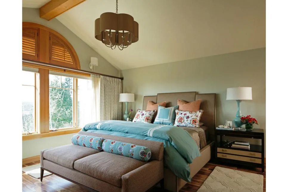 http://hgtvhome.sndimg.com/content/dam/images/hgtv/fullset/2018/1/17/1/IO_Angela-Todd_Lively-Master_2.jpg.rend.hgtvcom.966.644.suffix/1516208531672.jpeg