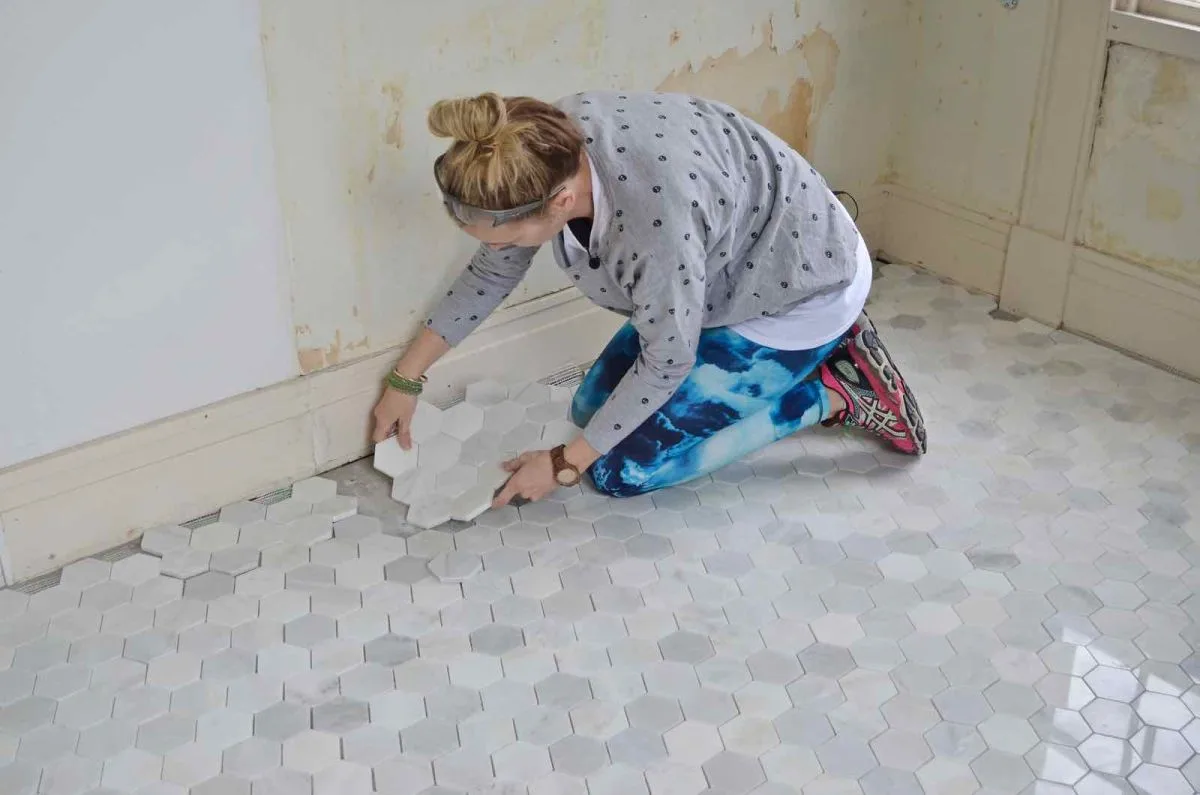D:\Shosho\Darpedia Content\شهر سبتمبر\47\Master-bathroom-honeycomb-tiles.jpg