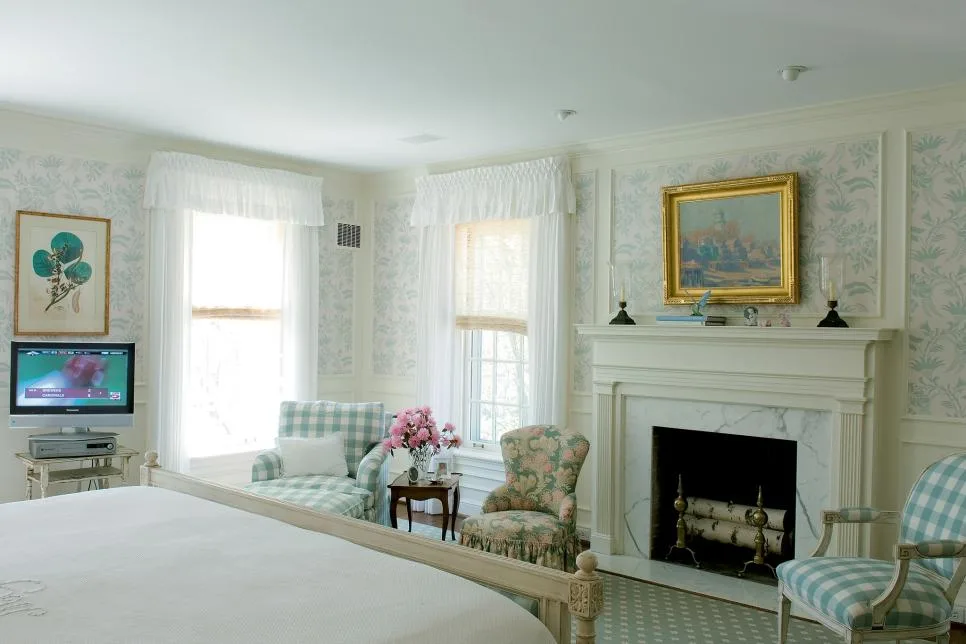 http://hgtvhome.sndimg.com/content/dam/images/hgtv/fullset/2013/4/24/2/CI-Farrow-And-Ball-The-Art-of-Color-pg234_master-bedroom-marble-fireplace_4x3.jpg.rend.hgtvcom.966.644.suffix/1400978365058.jpeg