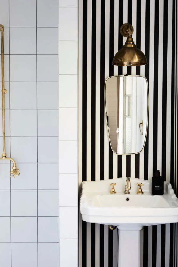 D:\Shosho\Darpedia Content\شهر نوفمبر\59\Striped-black-and-white-wallpaper.jpg