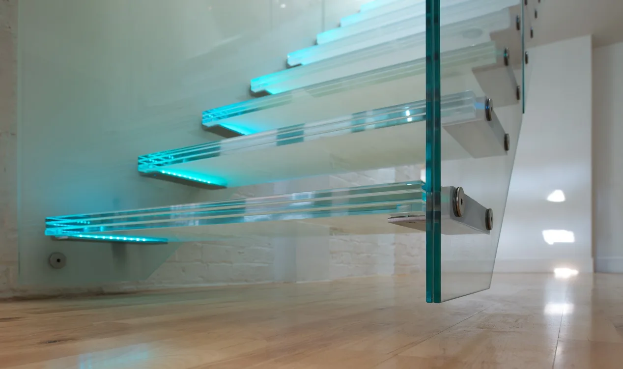 D:\Shosho\Darpedia Content\شهر سبتمبر\27\GLASS-STAIRS1.jpg