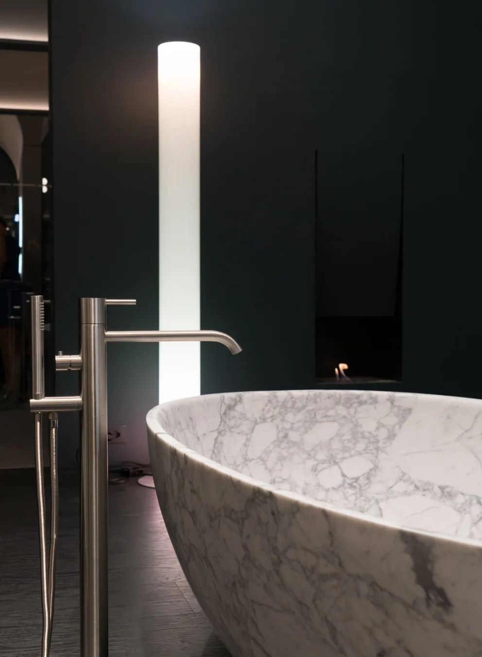 D:\Shosho\Darpedia Content\شهر نوفمبر\70\Modern-and-beautiful-freestanding-marble-bathtub.jpg