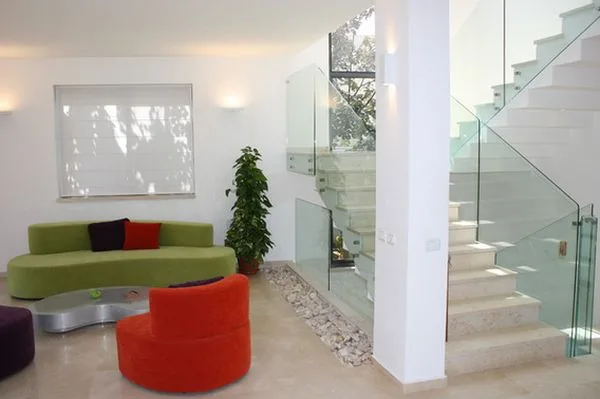 D:\Shosho\Darpedia Content\شهر سبتمبر\27\bold-furniture-seating-glass-staircase.jpg