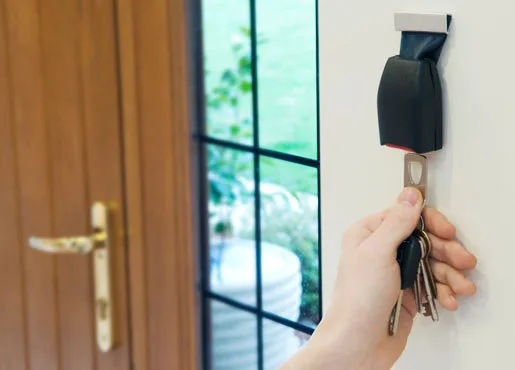 D:\Shosho\Darpedia Content\شهر نوفمبر\33\buckle_up_key_holder_plugging_in_keys.jpg