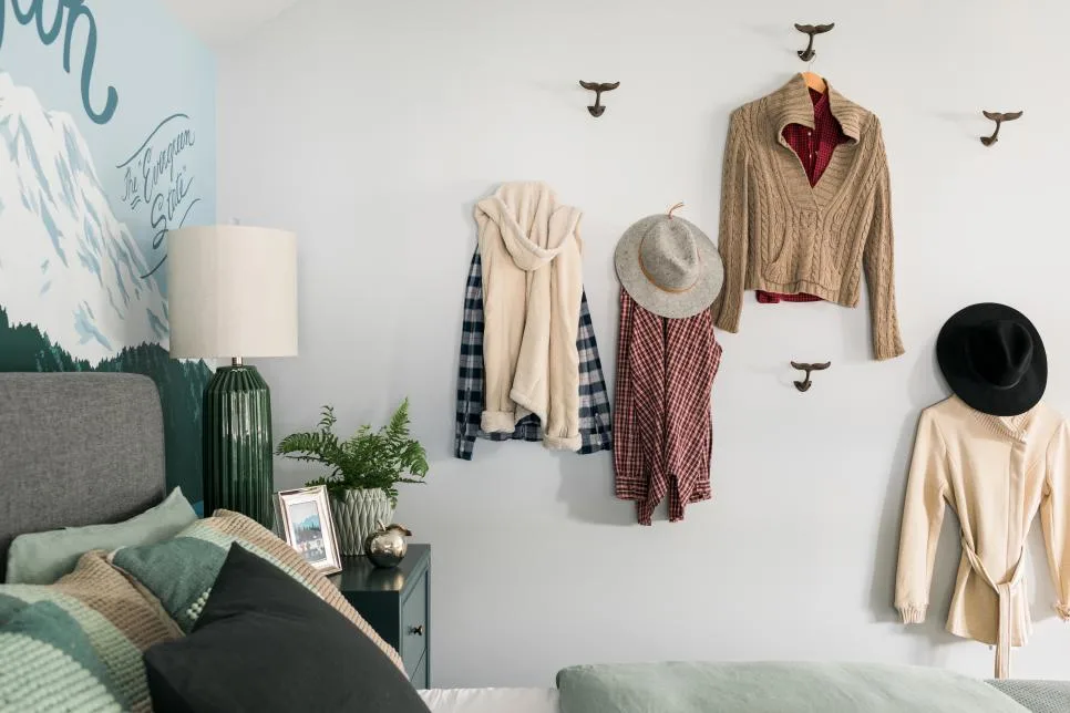 http://hgtvhome.sndimg.com/content/dam/images/hgtv/fullset/2017/10/19/1/dh2018_master-bedroom-05-hooks-KB2A2605_h.jpg.rend.hgtvcom.966.644.suffix/1508432182160.jpeg