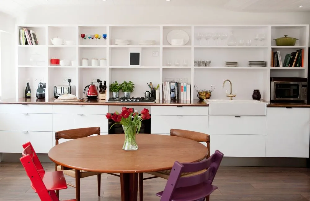 D:\Shosho\Darpedia Content\شهر نوفمبر\25\Open-shelving-pops-of-color.jpg