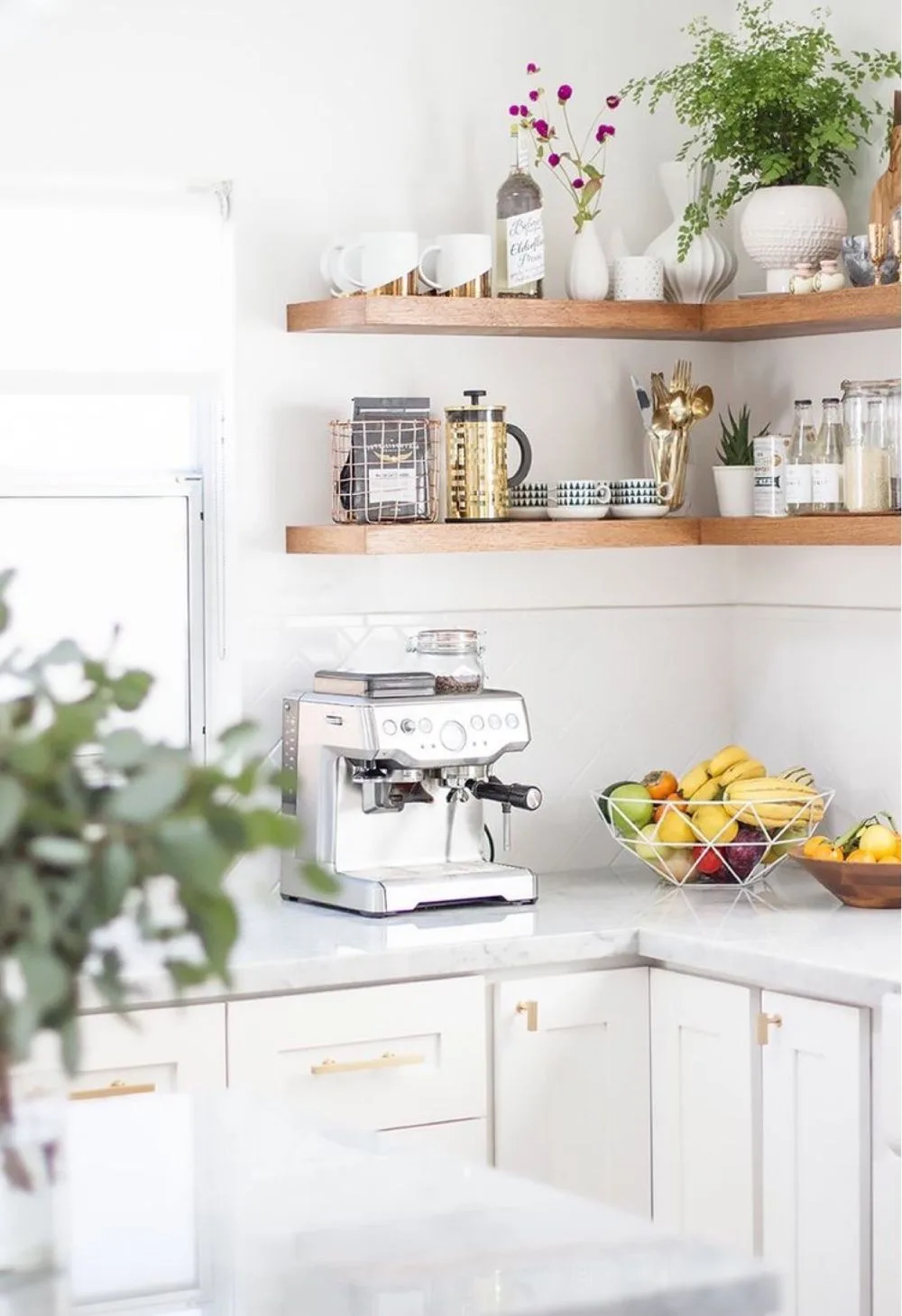D:\Shosho\Darpedia Content\شهر نوفمبر\25\Open-Shelving-Gold-Accents.jpg