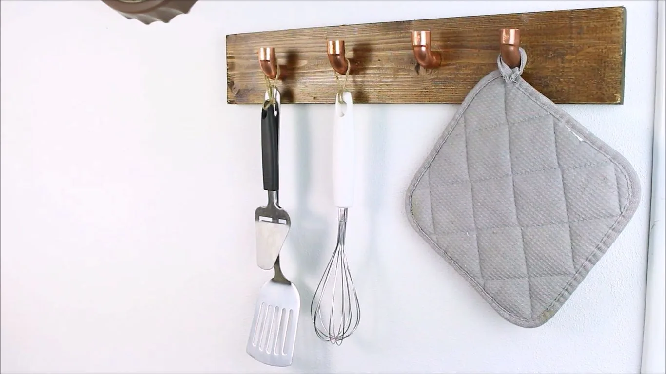 D:\Shosho\Darpedia Content\شهر نوفمبر\58\DIY-Quick-Wall-Copper-Hooks.jpg