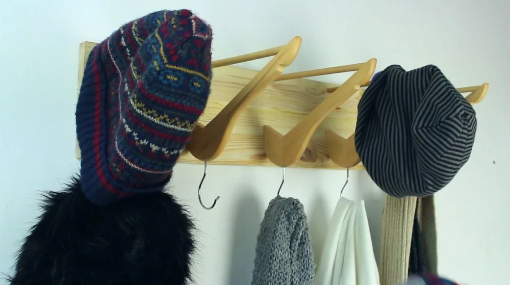 D:\Shosho\Darpedia Content\شهر نوفمبر\58\Entryway-Coat-Rack-From-Wooden-Hangers.jpg